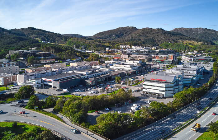 Dronefoto av kjøpesenteret Åsane Storsenter i Bergen.