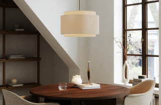 En spisestue med en taklampe over