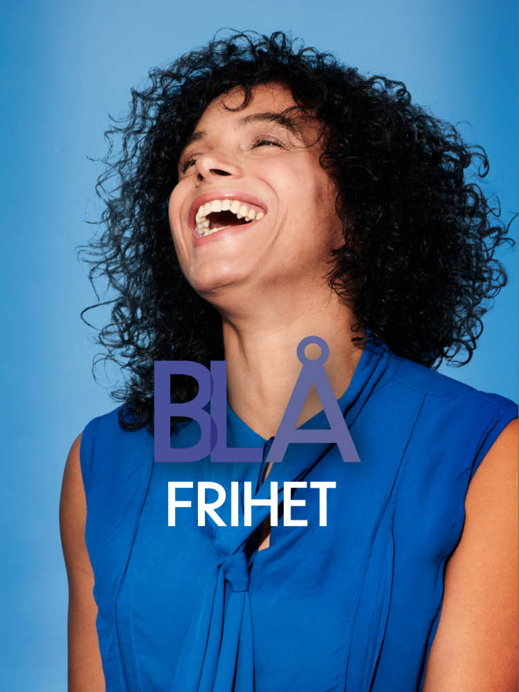 Blå bakgrunn, leende dame i blå bluse. Tekst: Blå Frihet