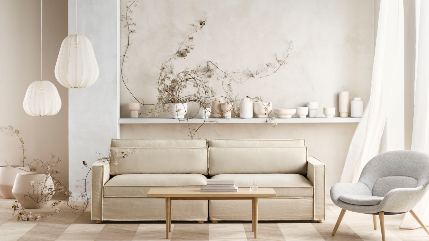 Stue i beige naturfarger, sofa, bord og stol