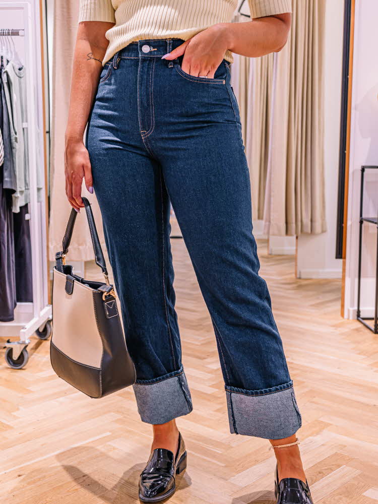 Jeans med høyt liv på dame Blå jeans og t-skjorte på dame