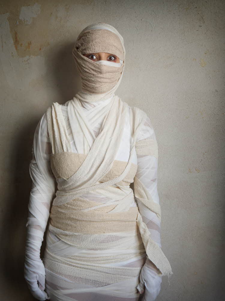 Kvinne kledd ut som en mumie