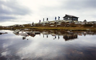 Flere mennesker som er på topptur og vandrer i fjellet på Skeikampen. Foto.