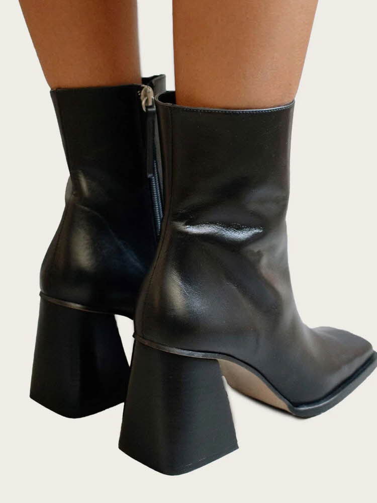 svarte boots fra qomo