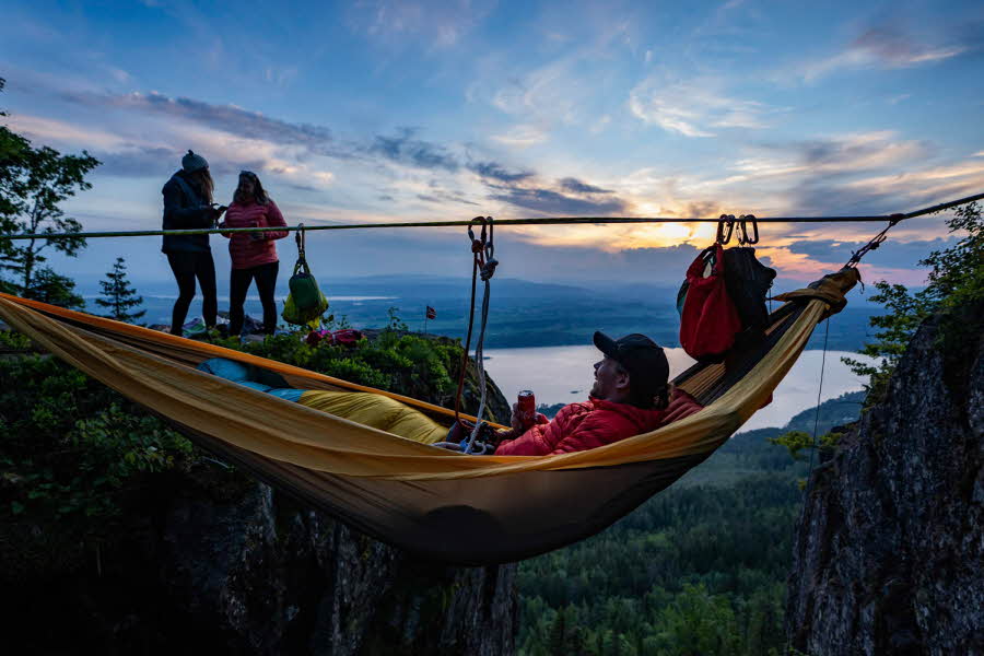 Norge byr på spektakulære naturopplevelser, enten du vil ta en kort dagstur eller gå i flere dager. AMFI Moa har alt du trenger til sommerens fjelltur.