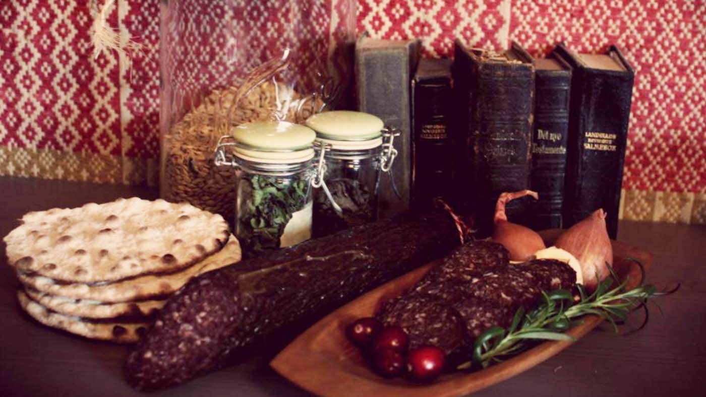 Flatbrød, pølser og urter på trefat