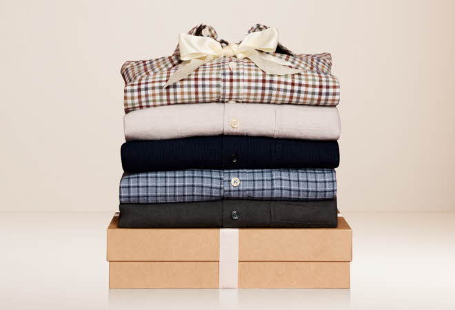bilde av skjorter på en gave pakke