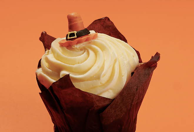 Muffins med ostekrem med en liten heksehatt