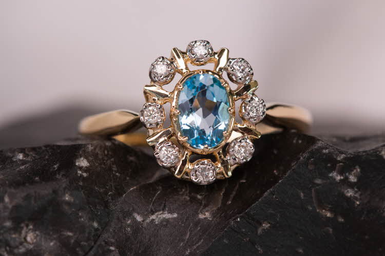 En ring med diamanter og blå edelsten fra Diamanthuset