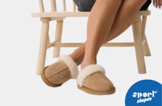 Slippers med hvit pelsfôr.
