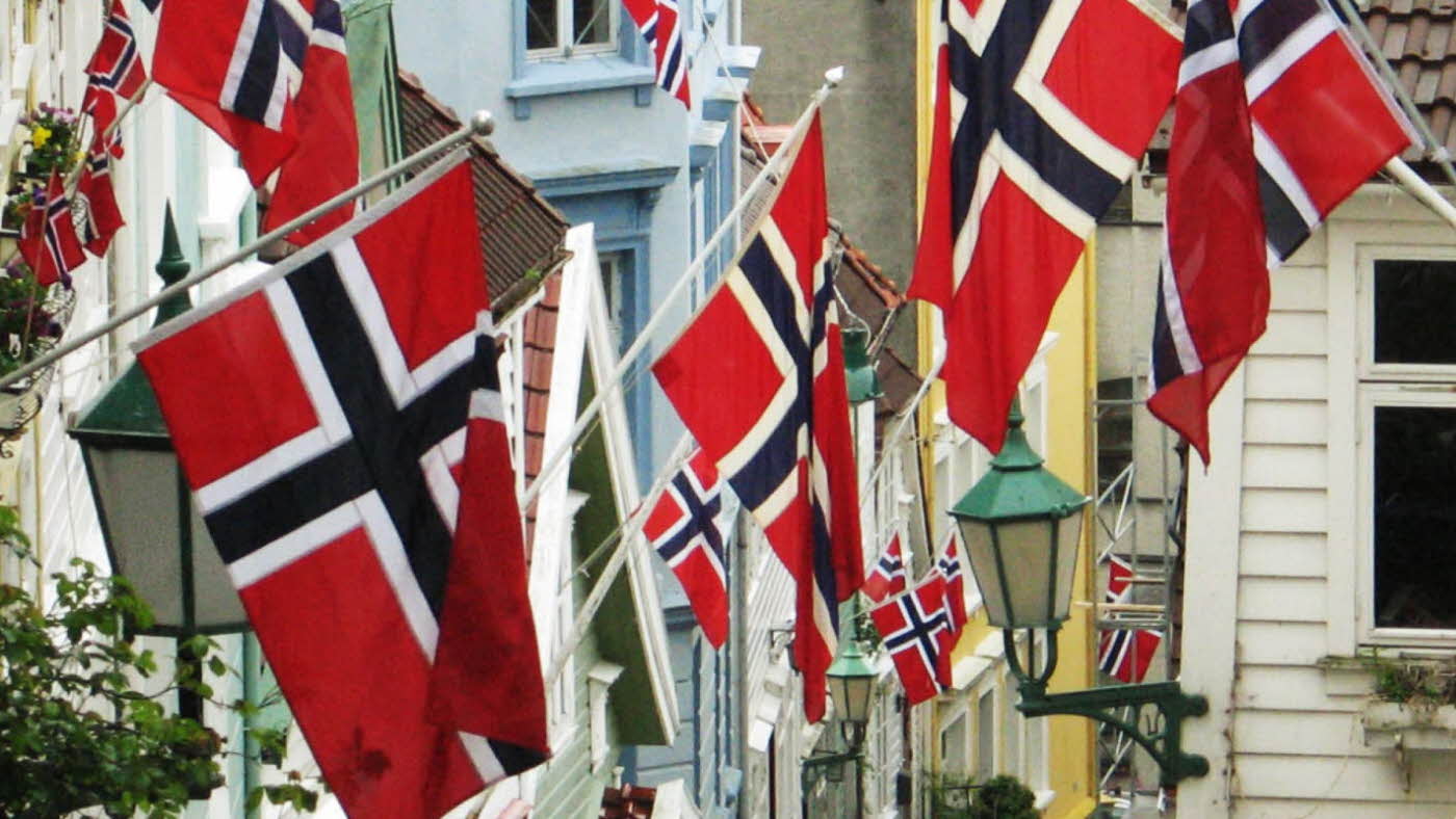 Gate dekorert med norgesflagg til 17. mai