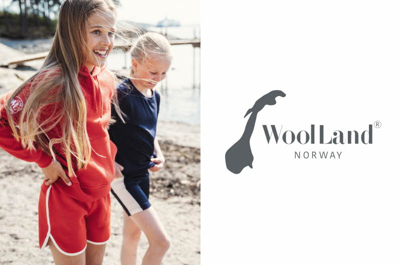 Jenter på en strand og logoen til Woolland