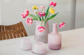 lyserosa vaser i ulike størrelser med blomster