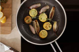 bilde av stekepanne som steker løk og sitron