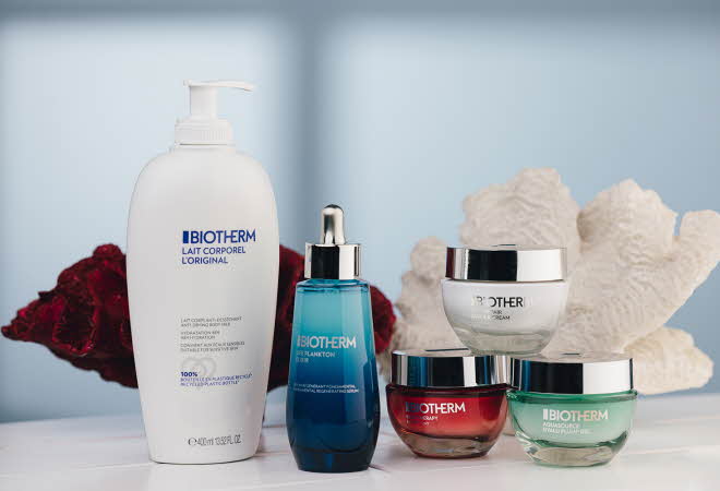 Fem Biotherm produkter på hvit overflate.