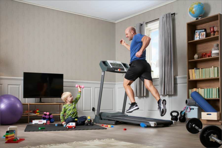 Ønsker du helst å trene hjemme, finnes det heldigvis mange gode muligheter for å holde seg aktiv.