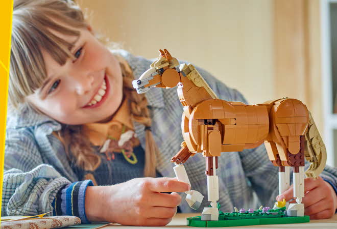 bilde på en Lego hest med en jente som bygger den