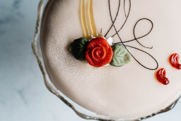 Marsipankake med rød rose