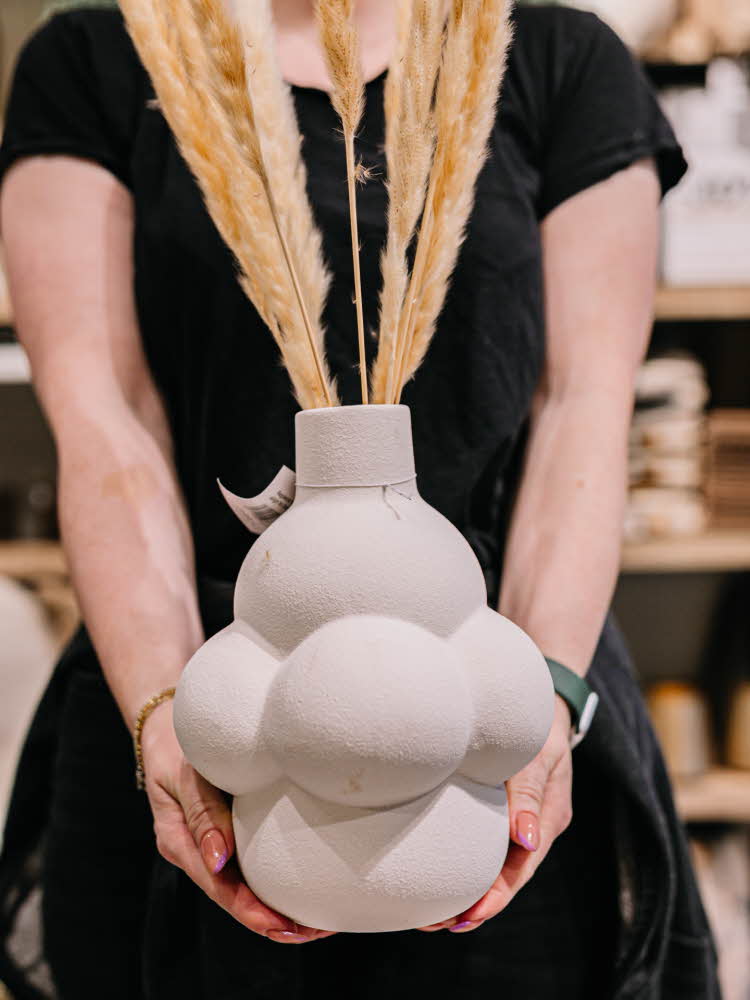 Dame som holder vase
