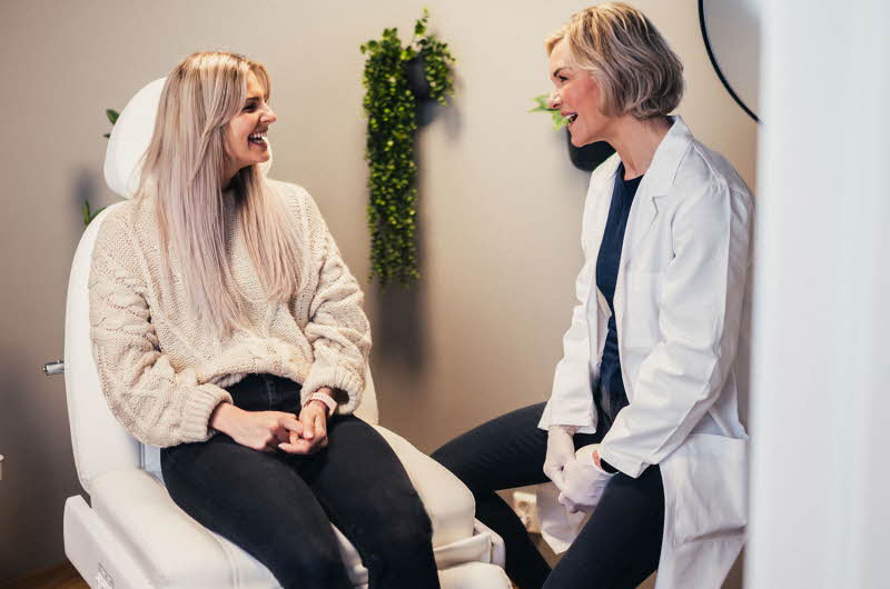 Behandler snakker med kunde