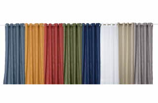 Gardiner i ulike farger hengende på en gardinstang.