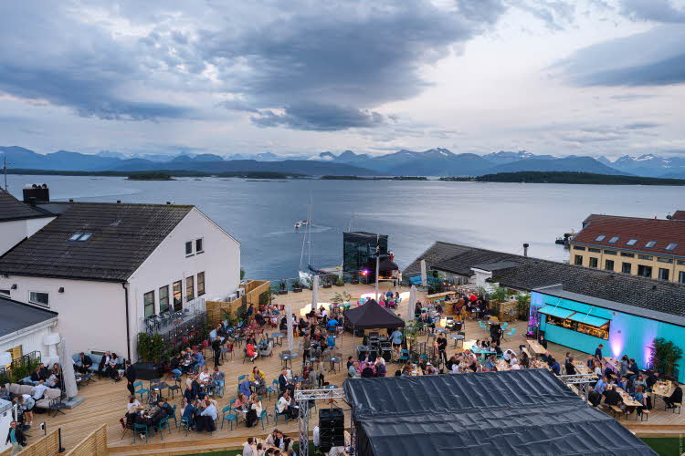 Utekonsert med Moldefjorden i bakgrunn