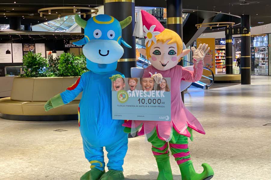 Amfi Moas maskoter Amfelia og Oskar holder en gavesjekk