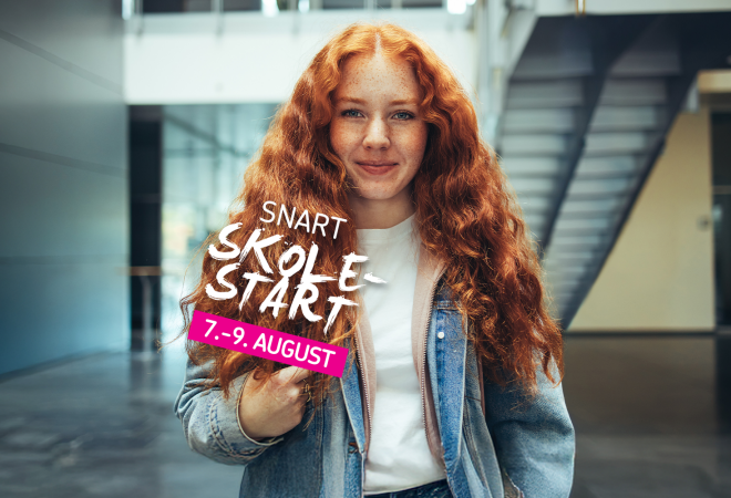 jente med rødt, langt hår, dongerijakke, hvit t-skjorte. Teksten Snart skolestart 7.-9. august