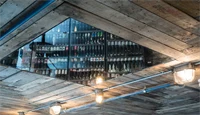 Taket på Kulturhuset i Oslo som viser et speilbilde av mye vin