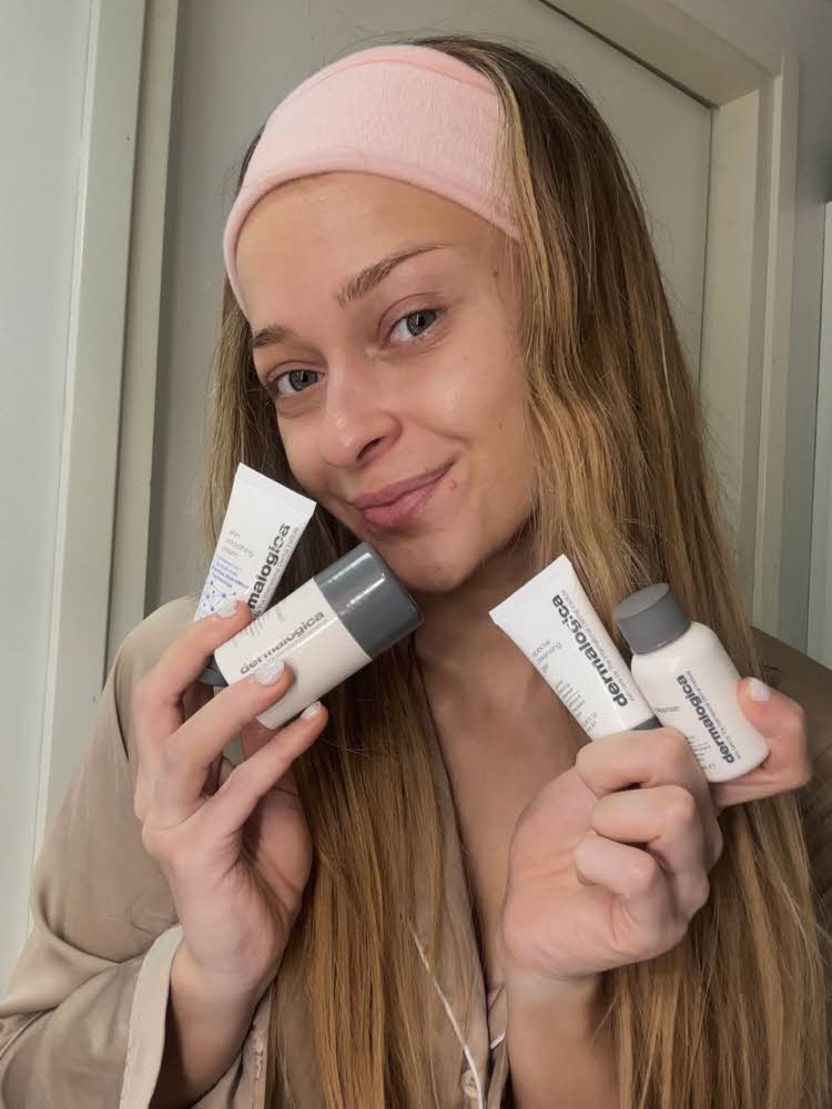 dame som holder hudprodukter