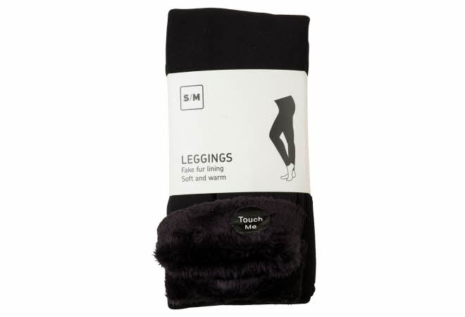 Svarte leggings med falsk pelsfôr, pakket med produktetikett.