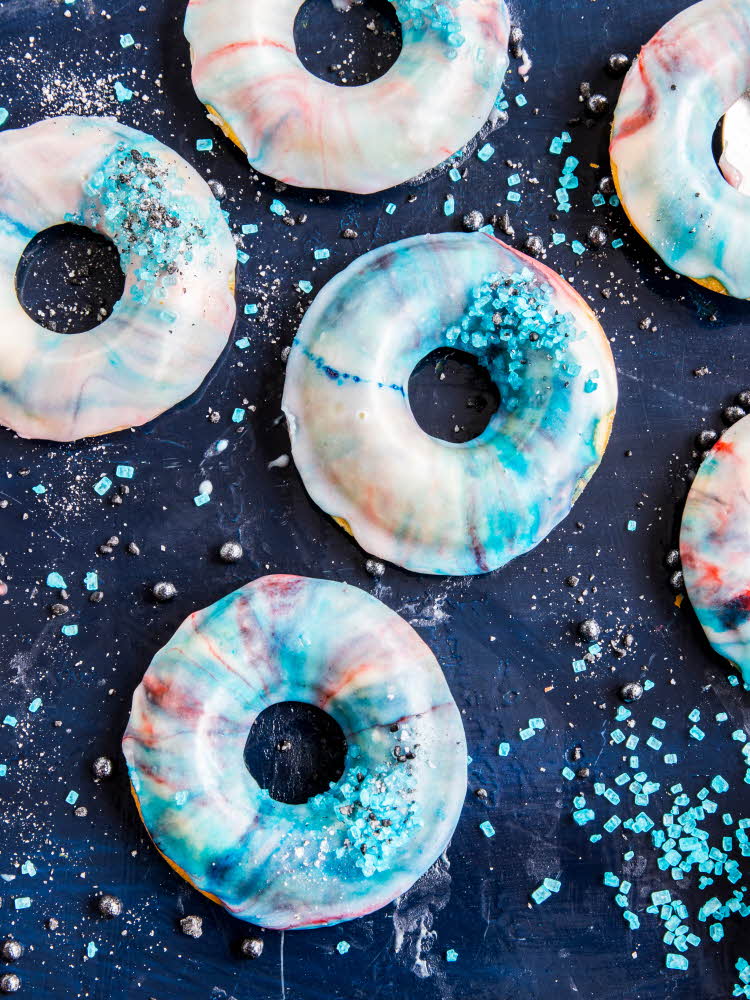 Flere donuts med galaxy-glasur
