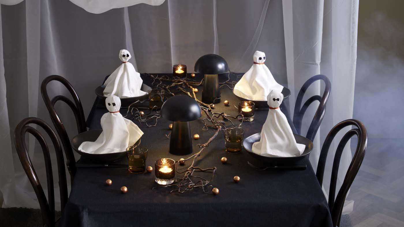 Bord pyntet med halloweendekorasjoner fra Princess