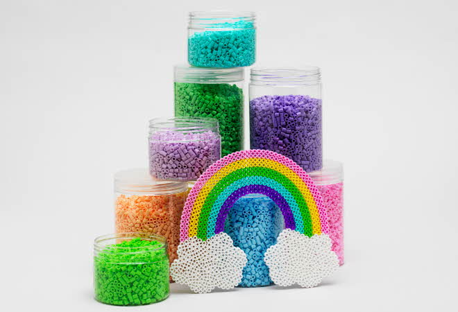 perler staplet oppover i en pyramide med en regnbue