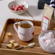 Krus Lykketegning Mamma med te, kaffepose og en skål med hjerteformet marshmallows