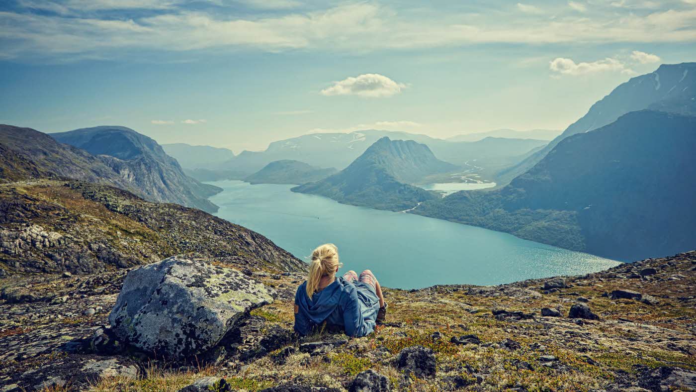 Jente som nyter utsikten på Besseggen