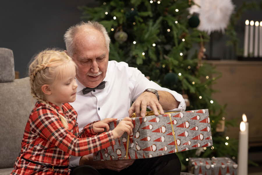 bestefar og barnebarn åpner gave sammen