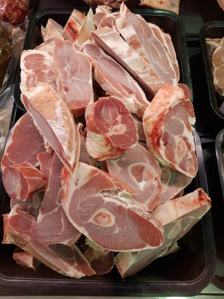 Kjøtt på fat i kjøledisk hos Birkeland Utvalg av kjøtt i kjøledisk hos Birkeland Fleskepannekaker 