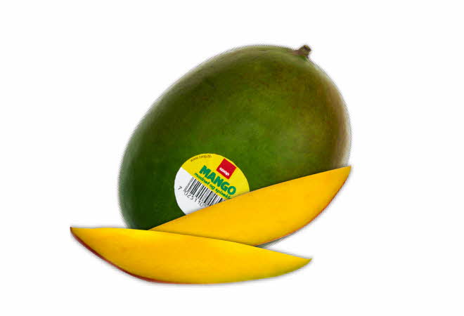 En hel mango, med to avskårede biter ved siden av