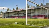 Bilde av Strømmen stadion med et mål og en fotball