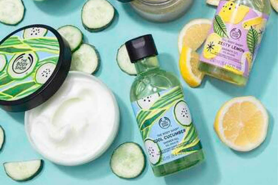 Body butter og såper fra The body shop omringet av sitron- og agurkskiver