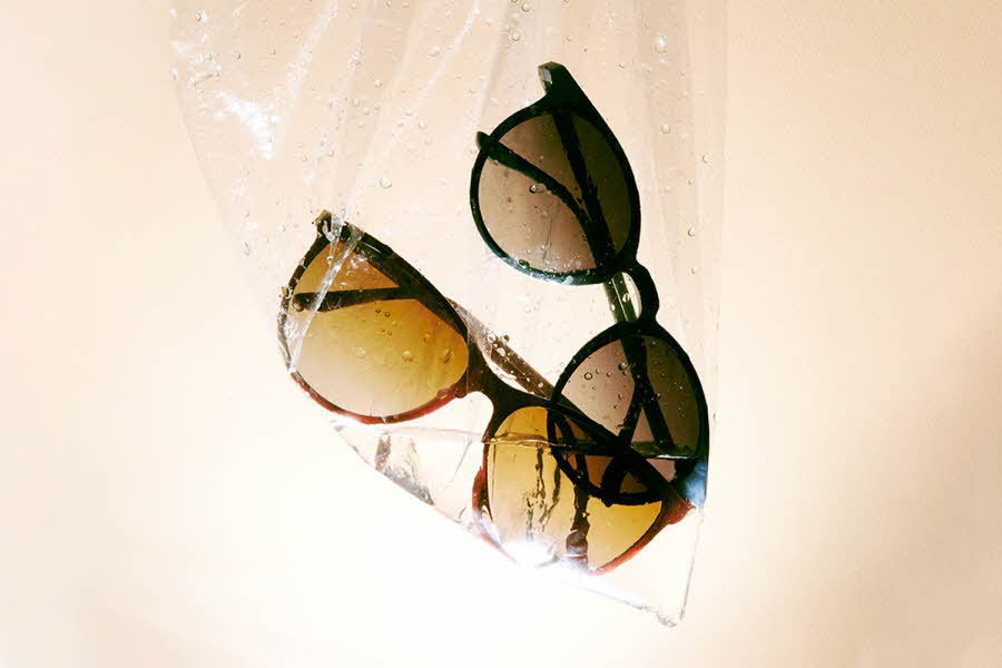 to briller som ligger i en pose med vann foran lys bakgrunn