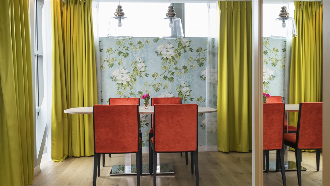 Spisebord og stoler i suite på Thon Hotel Tønsberg Brygge