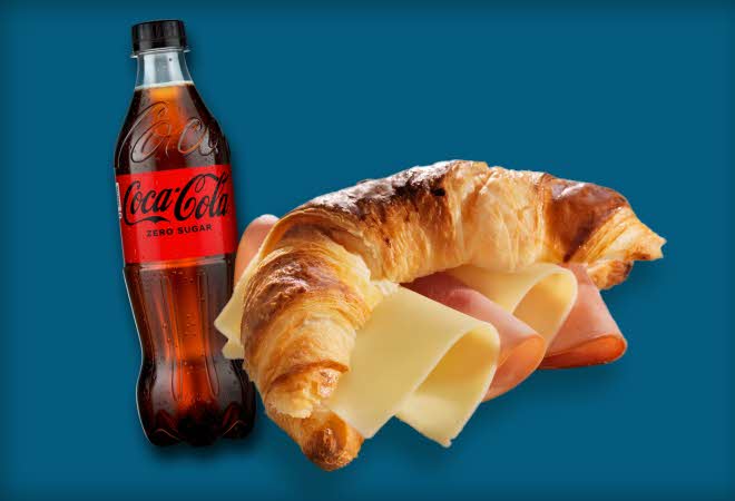 Coca cola og croissant med ost og skinke