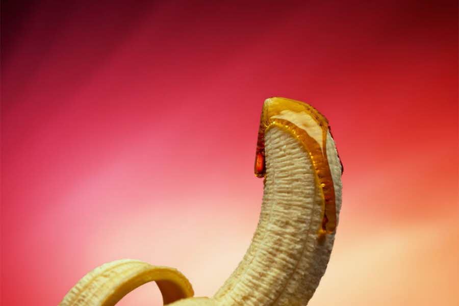 En skrelt banan med sirup på