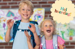gutt og jente med skolesekk, tekst Hei hverdag!