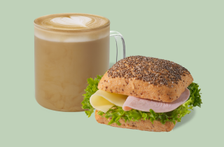 Frokost rundstykke og kaffe med melk