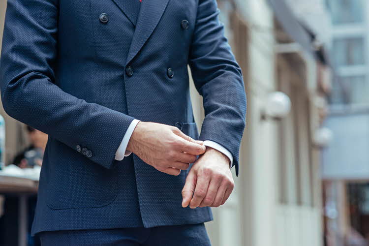 Detaljbilde av blå blazer.