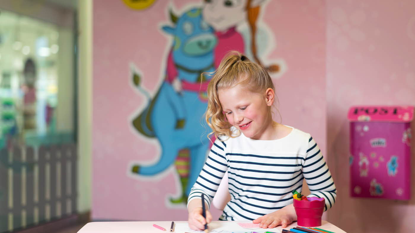 jente som sitter og tegner på amfelia og oskar lekerom