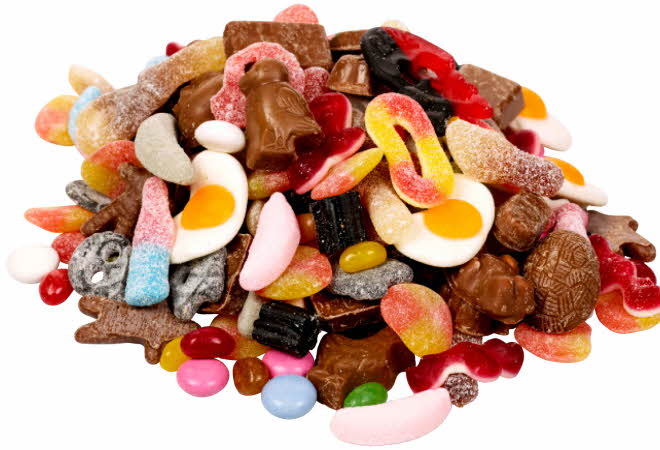 En fargerik haug med smågodt, inkludert geléegg, colaflasker, sjokoladefigurer og fruktgummi.